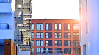 Konut alanındaki lüks apartman kompleksi. Şehir gayrimenkullerinin bir parçası, güneşli bir günde apartman mimarisi. Kimse yok..