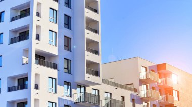 Konut alanındaki lüks apartman kompleksi. Şehir gayrimenkullerinin bir parçası, güneşli bir günde apartman mimarisi. Kimse yok..