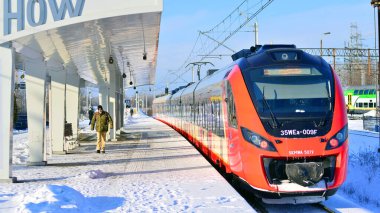 Varşova, Polonya. 5 Ocak 2026. Grochow İstasyonu ve hızlı şehir trenleri platformda S1.