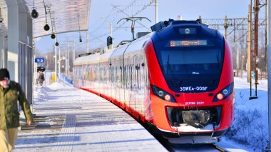 Varşova, Polonya. 5 Ocak 2026. Grochow İstasyonu ve hızlı şehir trenleri platformda S1.