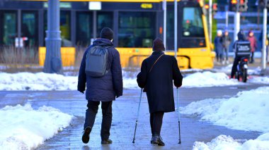 Varşova, Polonya. 5 Ocak 2026. Yaşlanmış toplum. Kış mevsiminde sokakta yürüyen son sınıf öğrencileri..