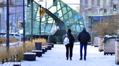 Varşova, Polonya. 5 Ocak 2026. Soğuk bir kış gününde şehirde sokakta yürüyen insanlar var. Kalabalık kalabalık caddede yürüyen isimsiz insanlar. Şehir sokak hayatı.