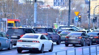 Varşova, Polonya. 5 Ocak 2026. Kış günü şehir merkezinde yol trafiği. Şehir merkezindeki trafik, binalar ve gökdelenlerle dolu bir caddeyi bir kış günü görmek.