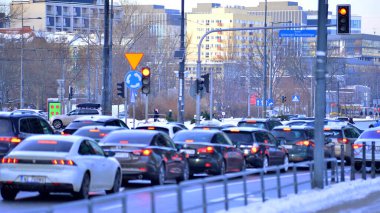 Varşova, Polonya. 5 Ocak 2026. Kış günü şehir merkezinde yol trafiği. Şehir merkezindeki trafik, binalar ve gökdelenlerle dolu bir caddeyi bir kış günü görmek.