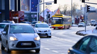 Varşova, Polonya. 5 Ocak 2026. Kış günü şehir merkezinde yol trafiği. Şehir merkezindeki trafik, binalar ve gökdelenlerle dolu bir caddeyi bir kış günü görmek.