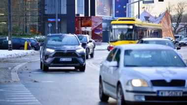 Varşova, Polonya. 5 Ocak 2026. Kış günü şehir merkezinde yol trafiği. Şehir merkezindeki trafik, binalar ve gökdelenlerle dolu bir caddeyi bir kış günü görmek.