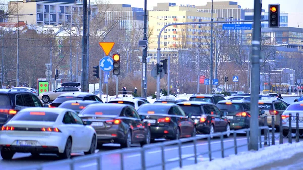 Varşova, Polonya. 5 Ocak 2026. Kış günü şehir merkezinde yol trafiği. Şehir merkezindeki trafik, binalar ve gökdelenlerle dolu bir caddeyi bir kış günü görmek.