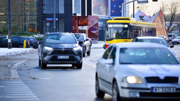 Varşova, Polonya. 5 Ocak 2026. Kış günü şehir merkezinde yol trafiği. Şehir merkezindeki trafik, binalar ve gökdelenlerle dolu bir caddeyi bir kış günü görmek.