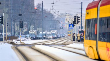 Varşova, Polonya. 15 Ocak 2026. Kış günü şehir merkezinde yol trafiği. Bir kış günü şehir merkezinde trafik ve binaların olduğu bir cadde manzarası.