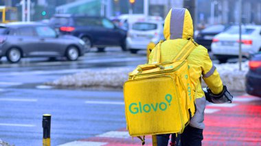 Varşova, Polonya. 15 Ocak 2026. Sokakta görülen tanımlanamayan bir Glovo bisikletli kurye.