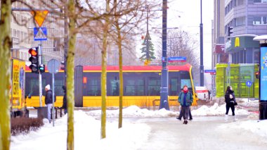 Varşova, Polonya. 15 Ocak 2026. Kış günü şehir merkezinde yol trafiği. Bir kış günü şehir merkezinde trafik ve binaların olduğu bir cadde manzarası.