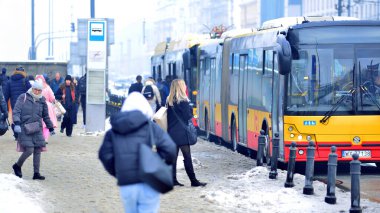 Varşova, Polonya. 15 Ocak 2026. Otobüs durağı. Yolcular otobüse biner ve inerler.