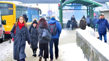 Varşova, Polonya. 15 Ocak 2026. Soğuk bir kış gününde şehirde sokakta yürüyen insanlar var. Kalabalık kalabalık caddede yürüyen isimsiz insanlar. Şehir sokak hayatı.