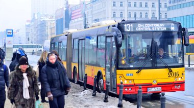 Varşova, Polonya. 15 Ocak 2026. Kış günü şehir merkezinde yol trafiği. Bir kış günü şehir merkezinde trafik ve binaların olduğu bir cadde manzarası.