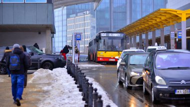 Varşova, Polonya. 15 Ocak 2026. Kış günü şehir merkezinde yol trafiği. Bir kış günü şehir merkezinde trafik ve binaların olduğu bir cadde manzarası.