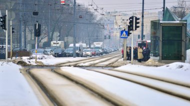 Varşova, Polonya. 15 Ocak 2026. Kış günü şehir merkezinde yol trafiği. Bir kış günü şehir merkezinde trafik ve binaların olduğu bir cadde manzarası.