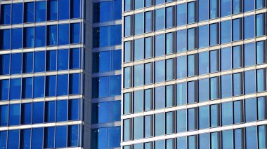 Çelik ve camdan yapılmış modern bir bina, konut ofisleri ve finans kurumları. Binanın ön cephesinde cam duvar var..