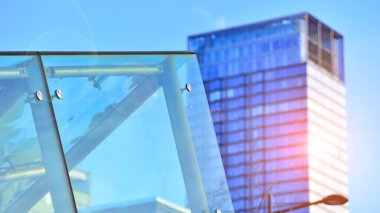 Çelik ve camdan yapılmış modern ofis binası. Ofis binasının pencereleri. Güneş ışığıyla soyut mimari kavram.