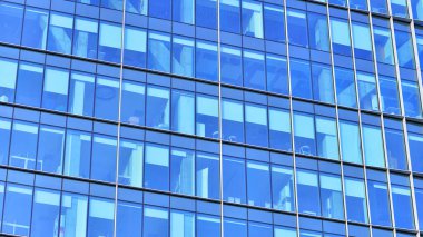 Çelik ve camdan yapılmış modern bir bina, konut ofisleri ve finans kurumları. Binanın ön cephesinde cam duvar var..