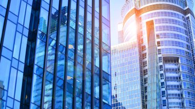 Çelik ve camdan yapılmış modern ofis binası. Ofis binasının pencereleri. Güneş ışığıyla soyut mimari kavram.