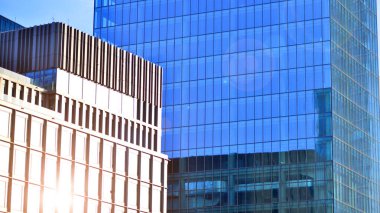 Çelik ve camdan yapılmış modern ofis binası. Ofis binasının pencereleri. Güneş ışığıyla soyut mimari kavram.