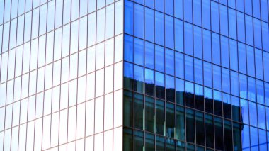 Çelik ve camdan yapılmış modern bir bina, konut ofisleri ve finans kurumları. Binanın ön cephesinde cam duvar var..