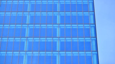 Çelik ve camdan yapılmış modern bir bina, konut ofisleri ve finans kurumları. Binanın ön cephesinde cam duvar var..