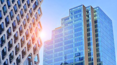 Çelik ve camdan yapılmış modern ofis binası. Ofis binasının pencereleri. Güneş ışığıyla soyut mimari kavram.