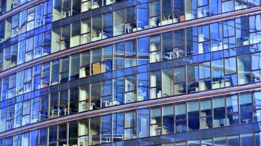 Çelik ve camdan yapılmış modern bir bina, konut ofisleri ve finans kurumları. Binanın ön cephesinde cam duvar var..