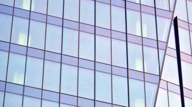 Çelik ve camdan yapılmış modern bir bina, konut ofisleri ve finans kurumları. Binanın ön cephesinde cam duvar var..