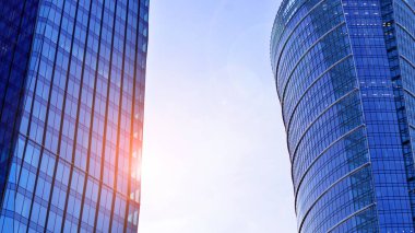 Çelik ve camdan yapılmış modern ofis binası. Ofis binasının pencereleri. Güneş ışığıyla soyut mimari kavram.