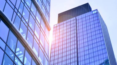 Çelik ve camdan yapılmış modern ofis binası. Ofis binasının pencereleri. Güneş ışığıyla soyut mimari kavram.