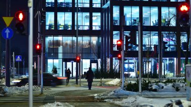 Varşova, Polonya. 21 Ocak 2026. Farklı yaş ve milletten insanlar kış zamanı şehir merkezinde yürür. Sokaktaki insanlar.