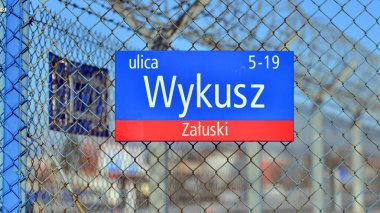 Varşova, Polonya. 3 Şubat 2026. Şehir manzarası. Varşova 'da sokak tabelası. Mimari detay. Wykusz Caddesi..