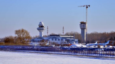 Varşova, Polonya. 3 Şubat 2026. Chopin havaalanı kontrol kulesi ve yeni bir bina inşa ediliyor..