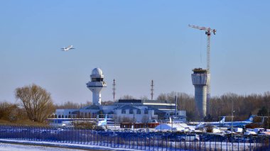 Varşova, Polonya. 3 Şubat 2026. Chopin havaalanı kontrol kulesi ve yeni bir bina inşa ediliyor..