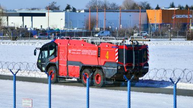 Varşova, Polonya. 3 Şubat 2026. Chopin havaalanı itfaiyesi. Rosenbauer Panther 6x6 itfaiye aracı