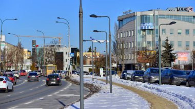 Varşova, Polonya. 3 Şubat 2026. Kış günü yol trafiği. Bir kış günü şehirde trafik ve binaların olduğu bir cadde manzarası.