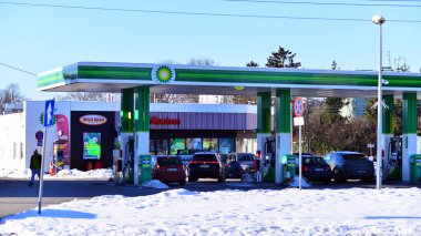 Varşova, Polonya. 3 Şubat 2026. BP benzin istasyonu. BP imzala. Şirket tabela BP