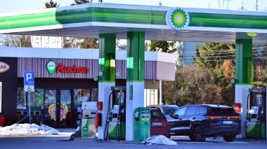 Varşova, Polonya. 3 Şubat 2026. BP benzin istasyonu. BP imzala. Şirket tabela BP