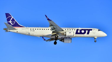 Varşova, Polonya. 3 Şubat 2026. Uçak SP-LMH LOT Polonya Havayolları Embraer ERJ-190 Chopin havaalanına inmeden hemen önce.