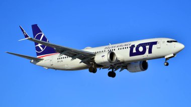 Varşova, Polonya. 3 Şubat 2026. SP-LWA uçağı, Chopin havaalanına inmeden hemen önce Polonya Havayolları 'ndan Boeing 737-800..