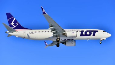 Varşova, Polonya. 3 Şubat 2026. SP-LYD uçağı, Chopin havaalanına inmeden hemen önce Polonya Havayolları Boeing 737 MAX..
