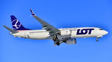 Varşova, Polonya. 3 Şubat 2026. SP-LYD uçağı, Chopin havaalanına inmeden hemen önce Polonya Havayolları Boeing 737 MAX..