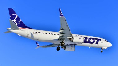 Varşova, Polonya. 3 Şubat 2026. SP-LYD uçağı, Chopin havaalanına inmeden hemen önce Polonya Havayolları Boeing 737 MAX..