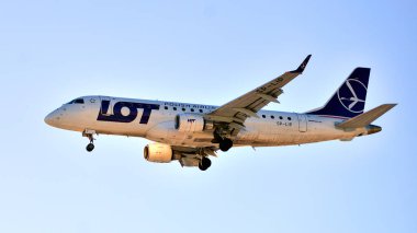 Varşova, Polonya. 3 Şubat 2026. Uçak SP-LIP LOT Polonya Havayolları Embraer ERJ-175 Chopin havaalanına inmeden hemen önce.
