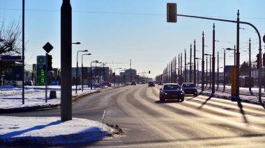 Varşova, Polonya. 3 Şubat 2026. Kış günü yol trafiği. Bir kış günü şehirde trafik ve binaların olduğu bir cadde manzarası.