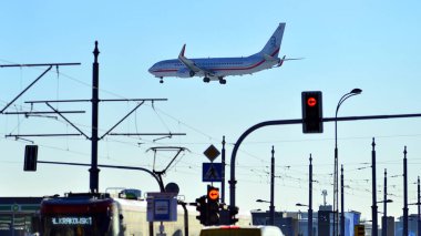 Varşova, Polonya. 3 Şubat 2026. Chopin havaalanına inmeden hemen önce hükümet uçağı. Arka plandaki şehir merkezi..