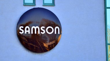 Varşova, Polonya. 3 Şubat 2026. Şehir manzarası. Yazılı neon levhası: Samson