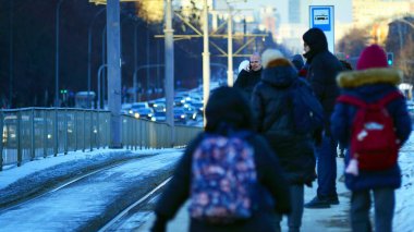 Varşova, Polonya. 3 Şubat 2026. Soğuk bir kış gününde şehirde sokakta yürüyen insanlar var. Kalabalık kalabalık caddede yürüyen isimsiz insanlar. Şehir sokak hayatı.